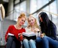 Symbolbild: Markus Hibbeler/dpa-tmn
Nach dem Schulabschluss gibt es viele Möglichkeiten in den Berufseinstieg. Die bekanntesten sind: Ausbildung, Studium oder duales Studium.