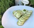 Bild: Michael Schiffer
Zart und saftig bleibt der Zander unter seiner Decke aus dünn gehobelten Zucchinischeiben. Dazu schmeckt ein Klecks selbst gemachte Aioli.