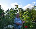 Bild: szl
Agathe Rippl und ihr Sohn Thomas (hinten, links) legten im Garten gemeinsam eine Blühwiese für die Bienen an. Besonders stolz ist die Familie auf die zwei Meter hohen Sonnenblumen.