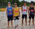 Bild: gsp
Dreifacher Amberger Erfolg: Marco Nanka (rechts) und Julian Zoll (Zweiter von rechts) qualifizierten sich ebenso für die deutsche U19-Beachvolleyball-Meisterschaft wie Alex Lomitzki (Zweiter von links) mit seinem Partner Dominic Groß (Mainz/links).