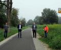 Bild: Christine Hollederer
Verkehrsfreigabe des Geh- und Radwegs zwischen Süß und Irlbach mit David Neidl (Landschaftsarchitekten und Stadtplaner Neidl + Neidl), Bürgermeister Bernhard Lindner, Landrat Richard Reisinger und Matthias Kolb (Abteilung Tiefbau am Landratsamt Amberg-Sulzbach, v.li.). Bei schönerem Wetter war der Geh- und Radweg bereits vor der offiziellen Inbetriebnahme stark frequentiert.