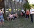 Bild: Petra Hartl
Das mehrtägige Ferienprogramm „Malen im Freien“ mit Dorothe Pfeiffer (stehend, vorne) von der Werkstatt für Kinder kam bestens an: Bei der Abschlusspräsentation auf dem Gelände der Umweltwerkstatt Amberg (UWA) zeigten die Kinder ihren Eltern die selbstgemalten Motive (im Hintergrund an der Scheune).
