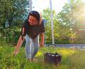 Bild: Kunz
Kerstin Schug zeigt den Workshop-Teilnehmerinnen, dass sich selbst die Schafgarbe kreativ in einen Blumenstrauß einbinden lässt.