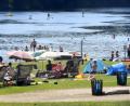Bild: Gabi Schönberger
Viele Besucher baden am Freitag im Gaisweiher bei Flossenbürg. Aber Handtuch an Handtuch liegen die Menschen nicht.