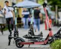 Bild: Axel Heimken/dpa
Die Elektro-Scooter sind seit einem Jahr auf deutschen Straßen unterwegs.