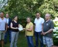 Bild: fpoz
Freuen sich über die Auszeichnung „Naturgarten – Bayern blüht.“ Im Bild: (von links) Stefan Müller, zweiter Bürgermeister Mario Rabenbauer, Kreisfachberaterin Manuela Pappenberger, Juliane Schug, Kreisfachberater Harald Schlöger und Johannes Sippl.