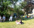 Bild: rpp
Die Gottesdienstbesucher verteilen sich für den Picknick-Gottesdienst im Pfarrgarten. Wegen der kräftigen Sonne sind die Schattenplätze schnell belegt.