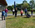 Bild: jr
44 Kinder und Jugendliche nehmen das Angebot der Lebenshilfe war und besuchen drei Wochen lang die Kinderferienbetreuung. Im Bild eine der Gruppen mit Projektleiterin Julia Schmeller (Zweite von links), Lebenshilfe-Geschäftsführer Berthold Kellner (Fünfter von rechts) und Erwin Bösl (Zweiter von rechts) vom Familienentlastenden Dienst.