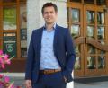 Bild: Portner
Angekommen: Rudolf J. Teplitzky freut sich über den Arbeitsplatz im Herzen seiner Heimatstadt. Das Rathaus möchte er unter dem Aspekt „bürgerfreundlich“ auch digital öffnen.