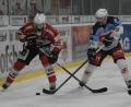 Bild: Archivbild gb
Die Blue Devils planen in der Saisonvorbereitung acht Testspiele. Unter anderem treffen die Weidener auf die Eisbären Regensburg (Szene aus einem früheren Derby mit Barry Noe, rechts, und dem Regensburger Nikola Gajovsky).