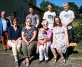 Bild: wro
Margaretha Oppl feierte ihren 85. Geburtstag daheim in Triebendorf. Im Garten gratulierten ihr die (vorne von links) Töchter Christa und Susanne, Urenkel Johann (auf dem Schoß), Enkelin Theresa und (stehend von links) Bürgermeister Toni Dutz, die Enkel Andreas und Vinzenz, sowie Sohn Siegfried.