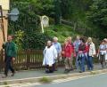 Archivbild: ld
Ein Foto aus dem Jahr 2010: Es ist geschafft! Einzug in Marienweiher mit dem vom damaligen Pfarrer Richard Bauer angeschafften Kreuz, das durch ein leichteres ersetzt wurde.