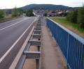 Bild: fjo
Durch den Tausch der Leitplanke gegen eine Betonbegleitwand, welche obendrein auf die Straße gesetzt wird, hoffen die Planer auf der Autobahnbrücke ausreichend Platz für den neuen Rad- und Gehweg nach Pfrentsch zu erhalten.