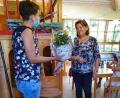 Bild: sl
Evelyn Lanzl überreicht mit Dankesworten an die scheidende Erzieherin Edeltraud Hampl Blumen mit einem Gutschein.