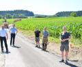 Bild: fjo
Bürgermeister Markus Bauriedl und Bauamtsleiter Christian Meier danken Benedikt Raab, Tobias Baumer und Michael Wenning (von links) für den kurzfristig ermöglichten Vollausbau zu den weit draußen liegenden Anwesen an der Landesgrenze.