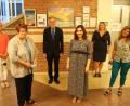 Bild: cog
Die kleine Kostprobe im Erdgeschioss macht neugierig auf die Ausstellung im ersten Stock mit Werken von Claudia Schlosser (links), Thuraya Nahle (Vierte von links) und Ute Büttner (Fünfte von links). Darüber freuen sich Sieglinde Konhäuser (Zweite von links) und Claudia Harris (rechts) von der Kunst- AG sowie Vorstand Klaus Emmerich (Dritter von links).