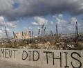 Bild: Hussein Malla/dpa
Die Worte «My Government Did This» («Meine Regierung hat das getan») stehen an einer Mauer am Hafen, Tage nach der schweren Explosion. Chaos und Gewalt zwischen Sicherheitskräften und Demonstranten haben die Spannungen in der libanesischen Hauptstadt nach der verheerenden Explosion im Hafen weiter erhöht.