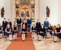 Bild: Petra Pickel / exb
Die Fürnrieder Konfirmanden des Jahres 2020 vor dem Altar der Kirche St. Willibald.