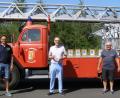 Bild: pz
Bürgermeister Bernd Sommer, "Hausherr" des Feuerwehrgerätehauses, bekam den ersten der Pokale, die die Feuerwehr den Teilnehmer der Oldtimer-Treffen in den vergangenen Jahren schicken wird. Von links Kommandant Tobias Tippmann, Bürgermeister Bernd Sommer, Feuerwehr-Vorsitzender und Feuerwehrarzt Dr. Wolfgang Fortelny und stellvertretender Vorsitzender Sebastian Koch vor einer historischen Drehleiter aus dem Fuhrpark der "Fo-Wehr", auf der einige der Pokale aufgestellt waren.