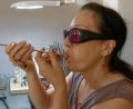 Bild: tr
Mit der Mini-Glasbläserpfeife formt Miriam Fasolato eine kleine Glaskugel. Sie sagt: „Alles fängt mit so einer Perle an.“ Sie freut sich auch auf Besuch in ihrem Atelier.
