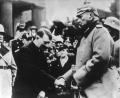Archivbild: -/UPI/dpa
Das auf den 25. Februar 1934 datierte Foto zeigt die Begrüßung Paul von Hindenburgs (rechts) durch den Reichskanzler Adolf Hitler am «Heldengedenktag» vor der Neuen Wache, Unter den Linden. Links im Bild Hermann Göring.