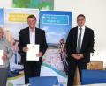 Bild: Hirsch
Landrat Thomas Ebeling, Bürgermeister Hans Prechtl und Vermessungsdirektor Wilfried Knaut ehrten die langjährigen Feldgeschworenen Josef Ettl (Zweiter von links) und Franz Sorgenfrei (Mitte).