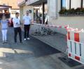 Bild: soj
Bürgermeister Wolfgang Söllner(Mitte) beim Besichtigen der renovierten Straßen, hier in der Dorfmitte, mit Bauamtsleiter Achim Scherm und Katrin Bayer von der Bauverwaltung.