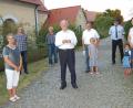 Bild: sm
Pfarrer Franz Winklmann (vorne Mitte) feiert sein 50-jähriges Priesterjubiläum. Es gratulieren unter anderen Pfarrer Pennoraj Tharmakkan (vorne rechts), Monika Baumgardt (vorne links), Tanja Bösl (Zweite von rechts) und der Kirchendemenreuther Bürgermeiser Gerhard Kellner.