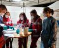 Bild: Kreiswasserwacht Amberg-Sulzbach
Einsatzbesprechung vor Schichtbeginn: Die Freiwilligen der Wasserwacht Amberg-Sulzbach klären, was zu tun ist.
