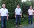 Bild: hl
Bürgermeister Roman Schäffler (links) und Martin Graser (rechts) von der Verwaltung gratulierten Ortssprecher Hans Reindl zur Wiederwahl.