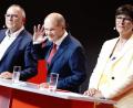 Bild: Kay Nietfeld/dpa
Olaf Scholz (SPD, Mitte) vernimmt den Ruf der Kanzlerkandidatur nur zu gern. Die Stimmung der SPD-Chefs Saskia Esken und Norbert Walter-Borjans ist gespalten.