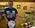 Bild: lue
Günter Hühn vom Café Rieß am Marktplatz in Tirschenreuth hält einen Eimer in der Hand mit Kassenbons, die Kunden im Geschäft liegen lassen. Am Tag wird gut ein Eimer voll.