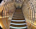 Bild: Thomas Sporrer/exb
Diese Treppe im Keller der Fronfeste ist geschichtlich nicht relevant. Sie wurde vor wenigen Jahrzehnten eingezogen, um die Keller auch von oben begehbar zu machen, heute endet sie an der Decke. Anstatt sie abzureißen, entschieden die Architekten sie als Hommage an die jüngste Vergangenheit bestehen zu lassen. Das Geländer erinnert daran, dass die Fronfeste jahrzehntelang auch Gefängnis war.