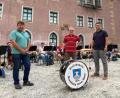 Bild: Thomas Nolden
Dirigent Markus Held und die Musiker der Stadtkapelle übernahmen dankbar das neue Instrument und testeten sogleich den Klang der neuen Trommel. Stadtkapellenvorstand Roman Sorgenfrei bedankte sich persönlich bei Bernhard Lober für die Unterstützung.