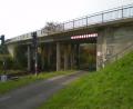 Bild: Staatliches Bauamt Amberg-Sulzbach/exb
Noch bis nächstes Frühjahr muss die rund 60 Jahre alte Brücke bei Höflas über die Bahnstrecke noch zuverlässig den Straßenverkehr tragen. Um bis zu einem Neubau im kommenden Jahr weitere Schäden an der Konstruktion zu vermeiden, treten ab Mittwoch Einschränkungen in Kraft.