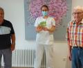 Bild:  Kliniken Nordoberpfalz AG
Schöne Überraschung für die Ärztliche Leiterin der Palliativstation, Dr. Stephanie Kuchlbauer: Heribert Schreyer (rechts) und Max Strehl stehen plötzlich mit einer Spende über 700 Euro vor der Tür.