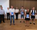Bild: usc
Sie schafften den besten Abschluss bei der Gesellprüfung der Maurer und Hochbaufacharbeiter (vorn, von links): Ferdinand Schießl, Maximilian Birner, Julia Weigert und Thomas Raß. Im Hintergrund (von links) Kreishandwerksmeister Johann Weber, Unternehmer und Sponsor Josef Meier, stellvertretender Landrat Franz Mädler, die Innungsobermeister Bernd Kopp und Wolfgang Hummel sowie Wolfgang Reif, Vertreter der Handwerkskammer Niederbayern-Oberpfalz.