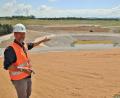 Bild: Thomas Dobler
Geologe Matthias Alte, Geschäftsführer der zuständigen Planungsfirma Base Technologies aus München, erläuterte die fortgeschrittenen Maßnahmen, die aus dem ehemaligen Wackersdorfer Braunkohle-Tagebaugebiet Westfeld ein ökologisch hochwertiges Areal machen. Die Arbeiten dafür dauern schon über eineinhalb Jahrzehnte.