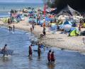Bild: Stefan Sauer/dpa
Badespaß am Ostseestrand auf der Insel Rügen.