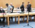 Bild: Gabi Schönberger
Ahmad E. (Zweiter von links) und sein Sohn Khaled E. (Zweiter von rechts) sind vor dem Landgericht Weiden verurteilt worden.