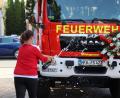 Bild: jma
Ein festlicher Moment am Sonntag: Die Patin des neuen Einsatzfahrzeuges der Feuerwehr Schwarzenbach, Melanie Pöllath, tauft das neue HLF 10