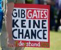Bild: Christophe Gateau/dpa
Bei einer Demonstration vor dem Reichstagsgebäude hält ein Teilnehmer ein Schild mit der Aufschrift ·Gib Gates keine Chance - Widerstand 2020·. In vielen deutschen Städten versammeln sich in den letzten Monaten Menschen, die ihr Protest etwa gegen die Corona-Maßnahmen auf die Straße treibt.