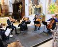 Bild: do
Aus Anlass des 70. Festivals junger Künstler Bayreuth kommt es in der Klosterkirche Speinshart zu einem spektakulären Auftritt junger Spitzenmusiker. Als "Mellon Ensemble" verwöhnt das Streichsextett das Publikum mit "Souvenir de Florence". Es ist in Coronazeiten das einzige Konzert des Bayreuther Jubiläumsfestivals in Speinshart.