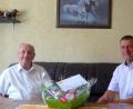 Bild: fsb
Bürgermeister Schaller (rechts) gratuliert dem ehemaligen Gemeinderatsmitglied zum Ehrentag.