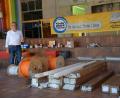 Bild: bö
Jetzt in der Ferienzeit laufen die Baumaßnahmen für die Digitalisierung der Grundschule Rieden. Etwa vier Kilometer Netzwerkkabel werden verbaut. Bürgermeister Erwin Geitner verschafft sich vor Ort einen Überblick über den Ausbaufortschritt.