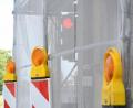 Bild: Gabi Schönberger
Hinter einem riesigen Netz leuchtet diese Ampel an der Eschenbacher Kreuzung hervor. Klar zu sehen ist das rote Licht nicht mehr.