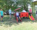 Bild: pi
Markus Woppmann darf als Jüngster schon mal als Tester fungieren. Über das neue Spielgerät freuen sich außerdem Arnold Woppmann, Bernhard Lang, Pfarrer Julius Johnrose, Josef Meckl und Anja Thalhauser (von links).