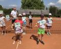 Bild: hae
Mit Abstand, aber freudestrahlend stellten sich die Teilnehmer zum Siegerfoto auf. Für die Kinder war das Tenniscamp der DJK eine willkommene Abwechslung in den Sommerferien. Links hinten: Übungsleiter Herbert Madl.