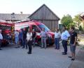 Bild: fvo
Ivana Platzka (vorne Mitte), Feuerwehrfrau aus Hostau, zeigt sich vom neuen Fahrzeug der Bernriether beeindruckt. Kommandant Thomas Feneis (links daneben) erklärt gerne die technischen Einzelheiten.