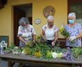 Bild: ads
Unter Einhaltung der Hygienevorschriften verarbeiten die Kräuterfeen des Obst- und Gartenbauvereins Schnaittenbach Berge von Kräutern zu farbenprächtigen Sträußen für Maria Himmelfahrt. Ingrid Hackel (rechts) ist die Organisatorin.